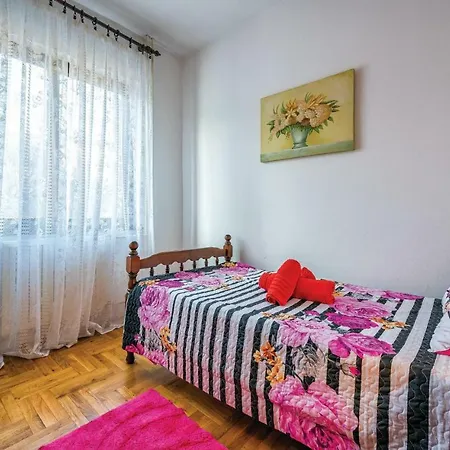 Apartment Three-bedroom In Fuškulin